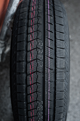 фото протектора и шины ICEPIONEER 868 Шина ZMAX ICEPIONEER 868 245/40 R18 97V